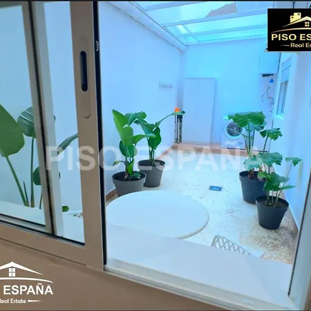 Playa Postiguet, Mercado Apartament